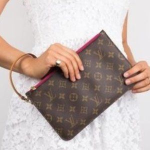 ✨New✨Pink interior Wristlet Louis Vuitton